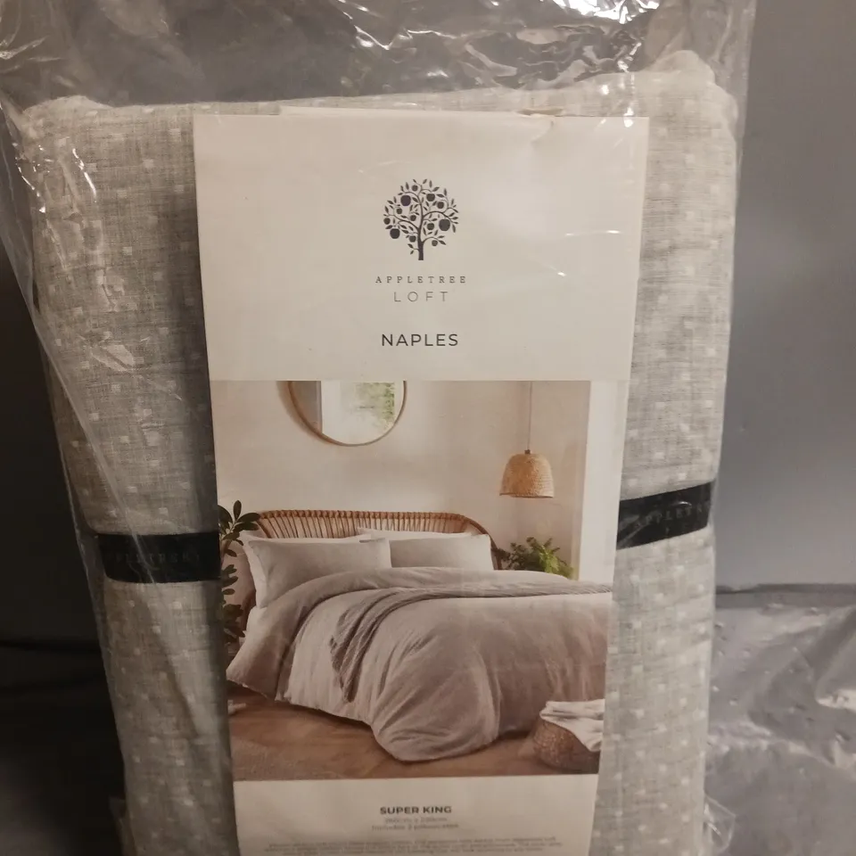 APPLETREE LOFT NAPLES SUPER KING GREY QUILT SET 