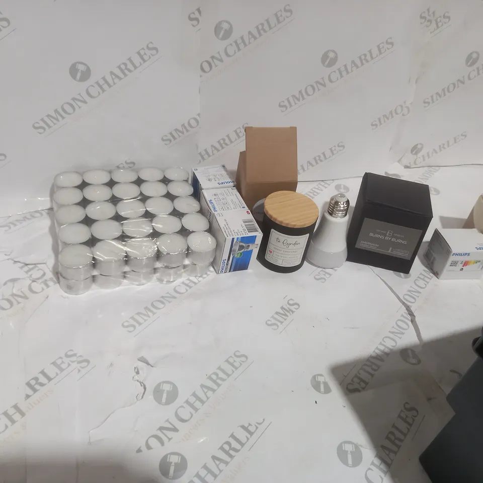 TOTE OF APPROXIMATELY 18 ASSORTED ITEMS TO INCLUDE A LED LIGHTBULB AND A SCENTED CANDLE