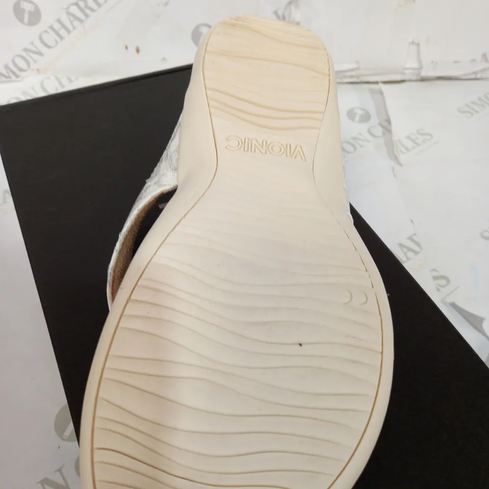 BOXED PAIR OF LUCIA SANDALS IN WHITE SIZE 7