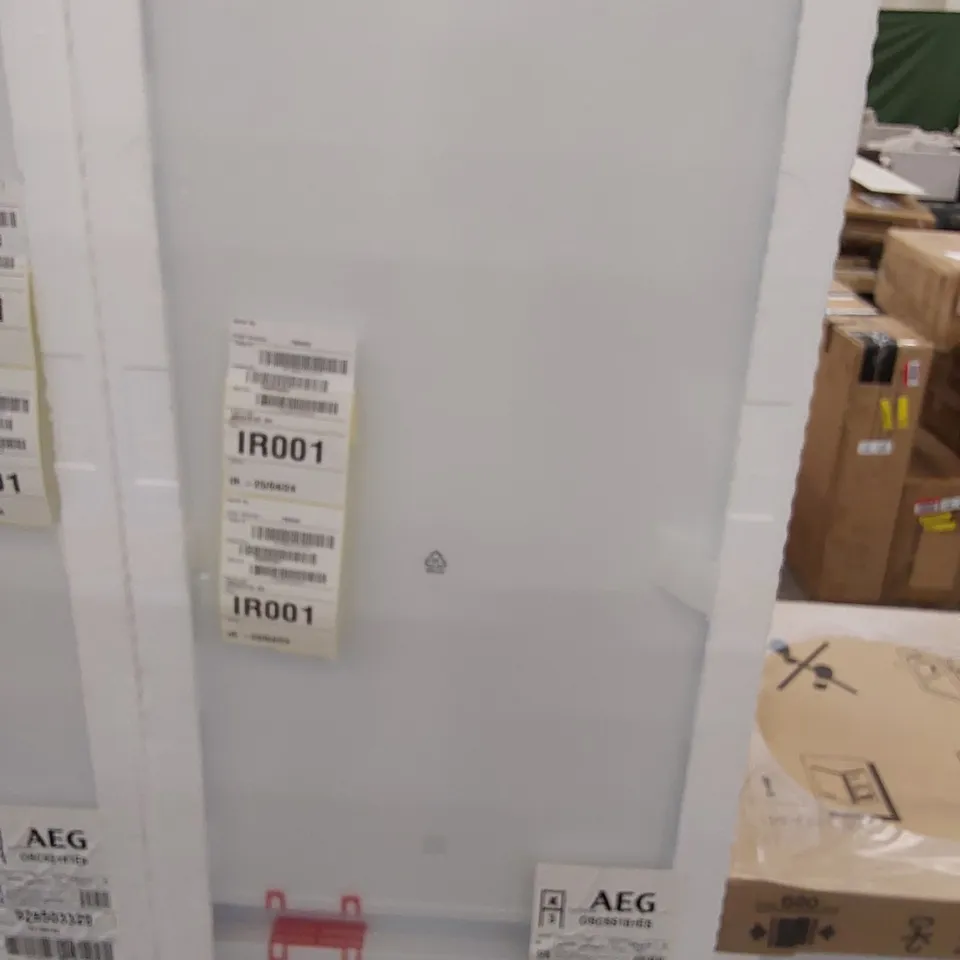 AEG OSC5S181ES LOW FROST INTEGRATED FRIDGE FREEZER, SLIDING HINGE, 70/30 RRP £500