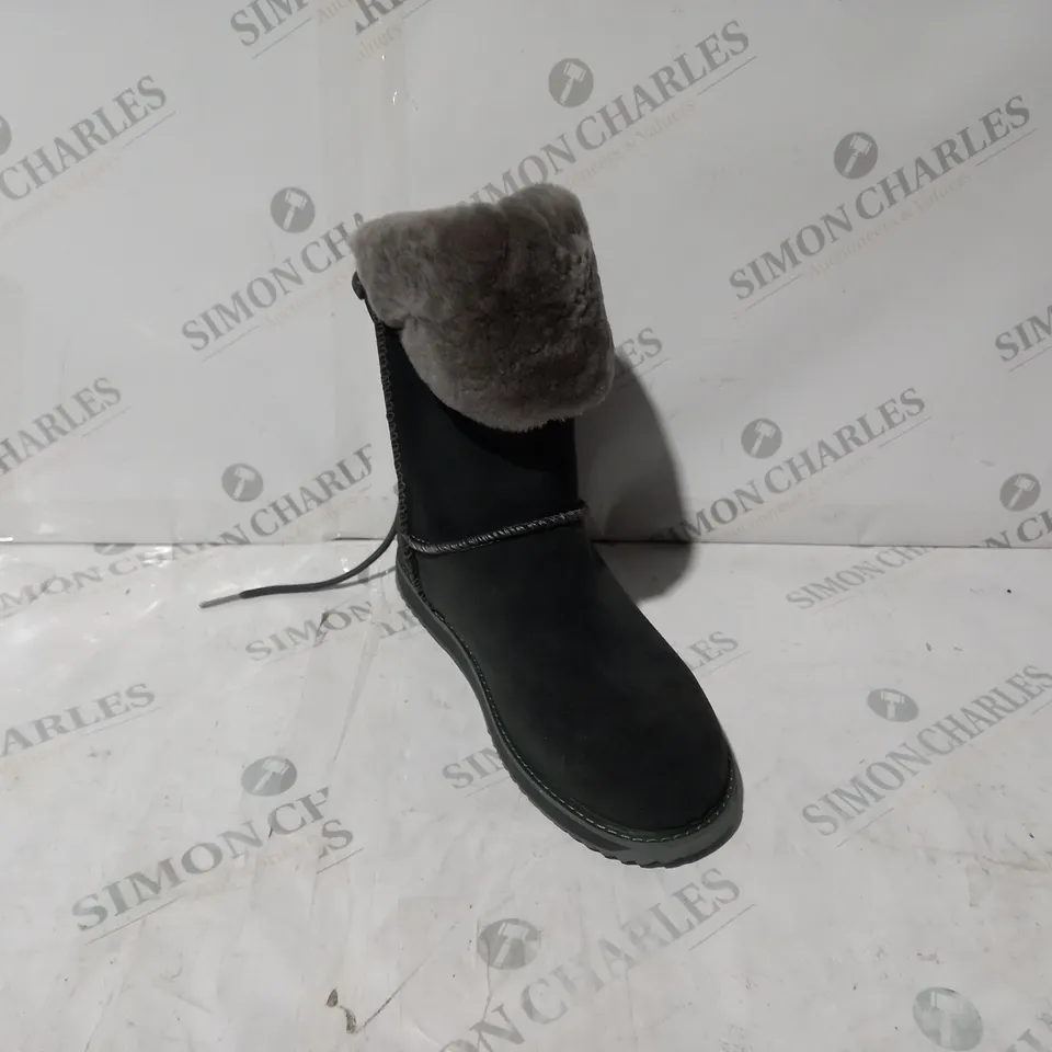 BOXED PAIR OF EMU AUSTRALIA BIRDWOOD BOOTS IN DARK GREY UK SIZE 6