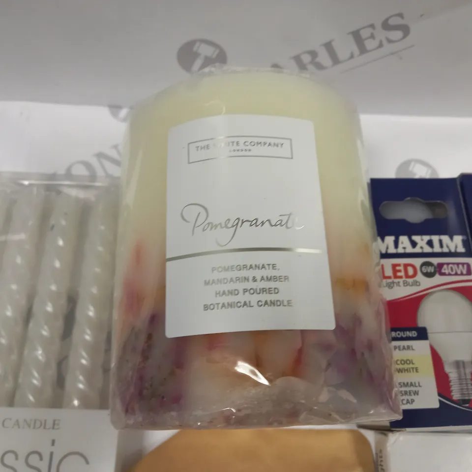 LOT OF ASSORTED HOUSEHOLD ITEMS TO INCLUDE CANDLES, LIGHTBULBS AND WAXMELTS