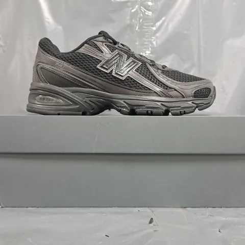 BOXED PAIR OF NEW BALANCE TRAINERS IN BLACK SIZE UK 5