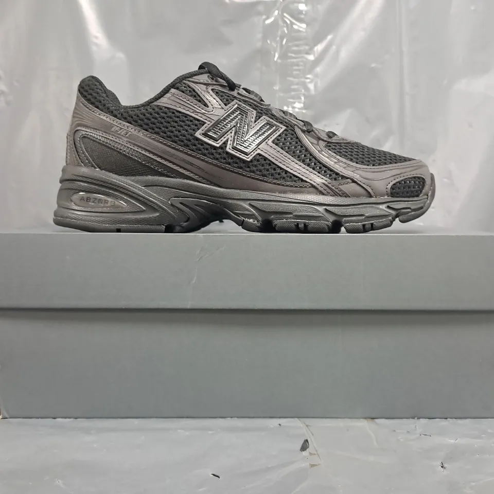 BOXED PAIR OF NEW BALANCE TRAINERS IN BLACK SIZE UK 5