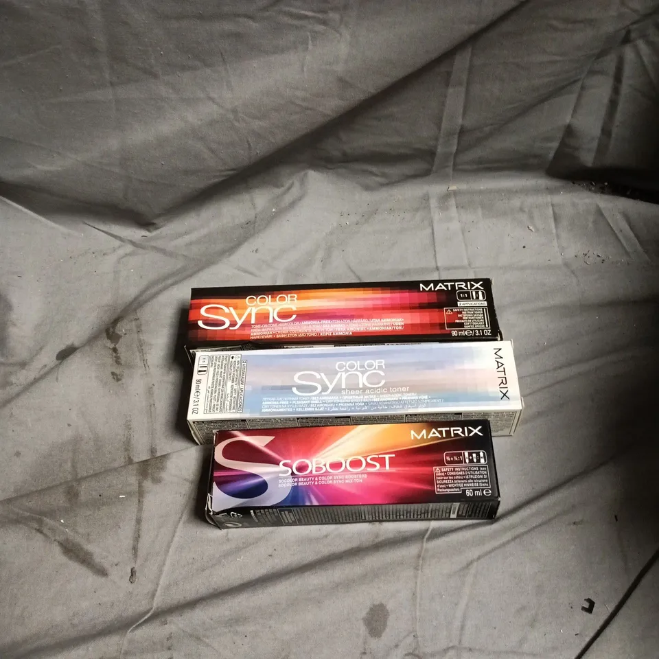 BOX OF APPROXIMATELY 60 MATRIX HAIR CARE PRODUCTS INCLUDING COLOR SYNC BRUNETTE ASH/BRUNETTE NEUTRAL/BRUNETTE MOCHA/VIOLET/MAGENTA AND SO BOOST YELLOW