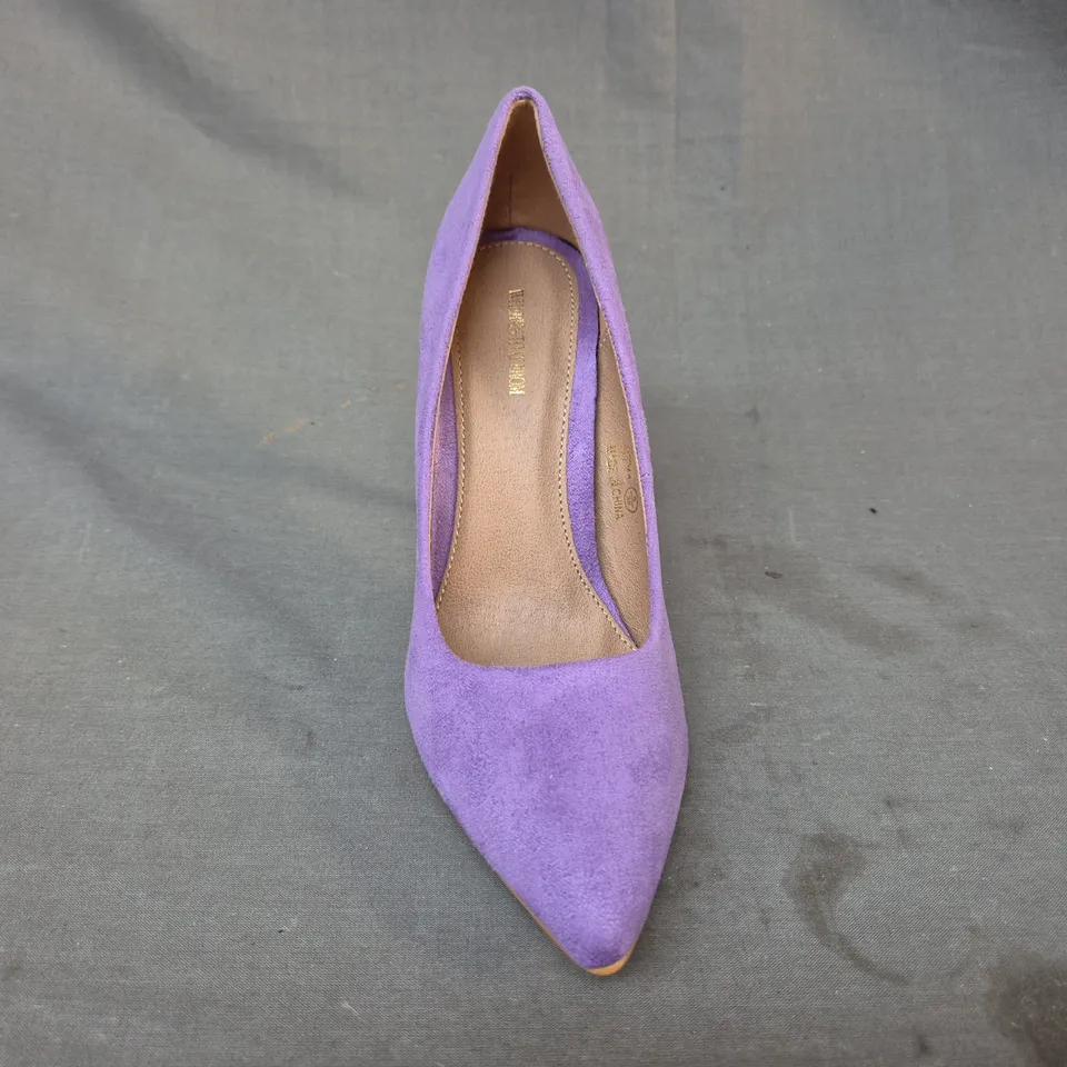 BOXED PAIR OF WHERE'S THAT FROM POINTED TOE FAUX SUEDE HEELED SHOES IN LILAC UK SIZE 5