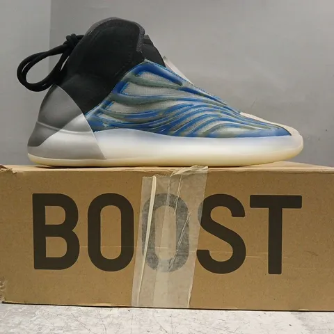 BOXED PAIR OF ADIDAS YZY BSKTBL SHOES IN BLUE/MULTI SIZE UK 9.5