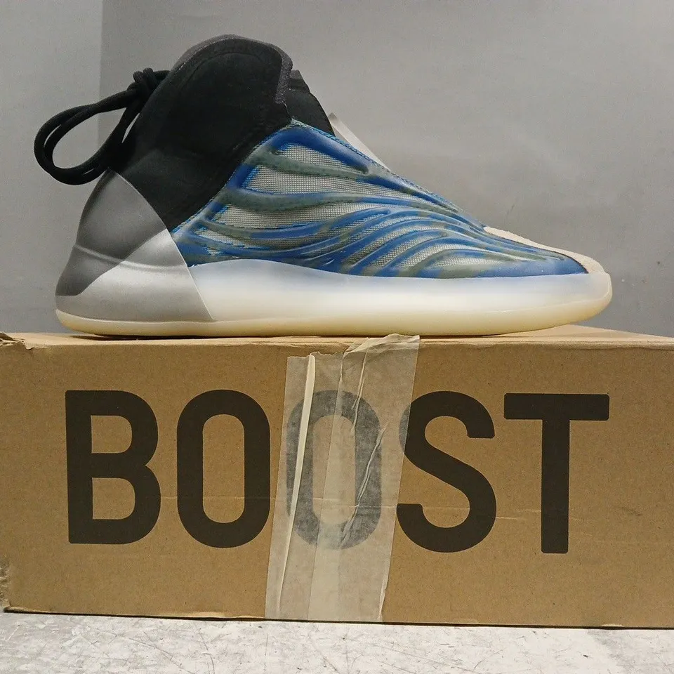 BOXED PAIR OF ADIDAS YZY BSKTBL SHOES IN BLUE/MULTI SIZE UK 9.5