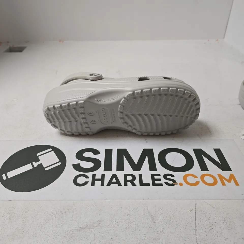 UNBOXED PAIR OF CROCS CLASSICS IN LIGHT GREY - M6/W8