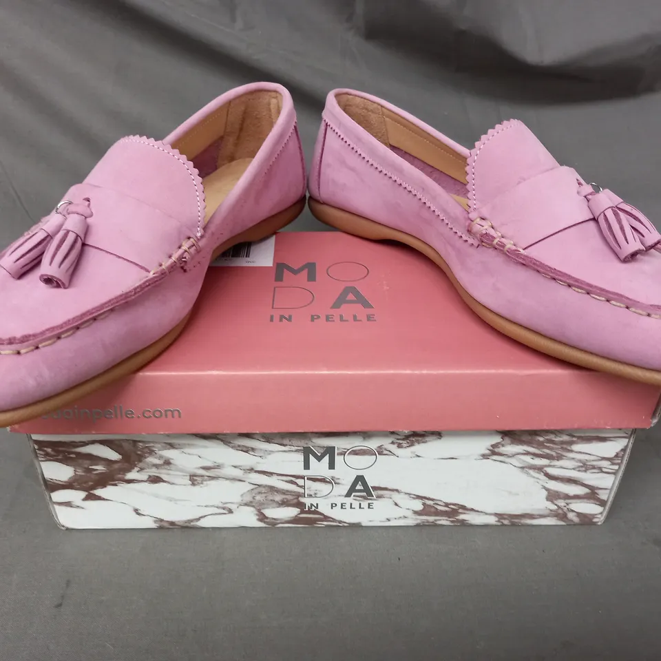 BOXED PAIR OF MODA IN PELLE ESTINA LOAFERS IN LILAC SIZE 7