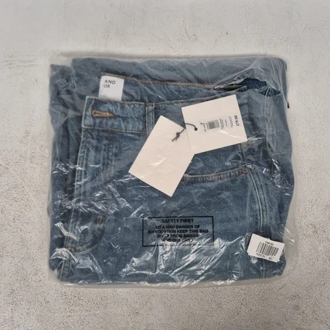 BAGGED AND/OR BARREL JEANS IN MID WASH BLUE SIZE 30R