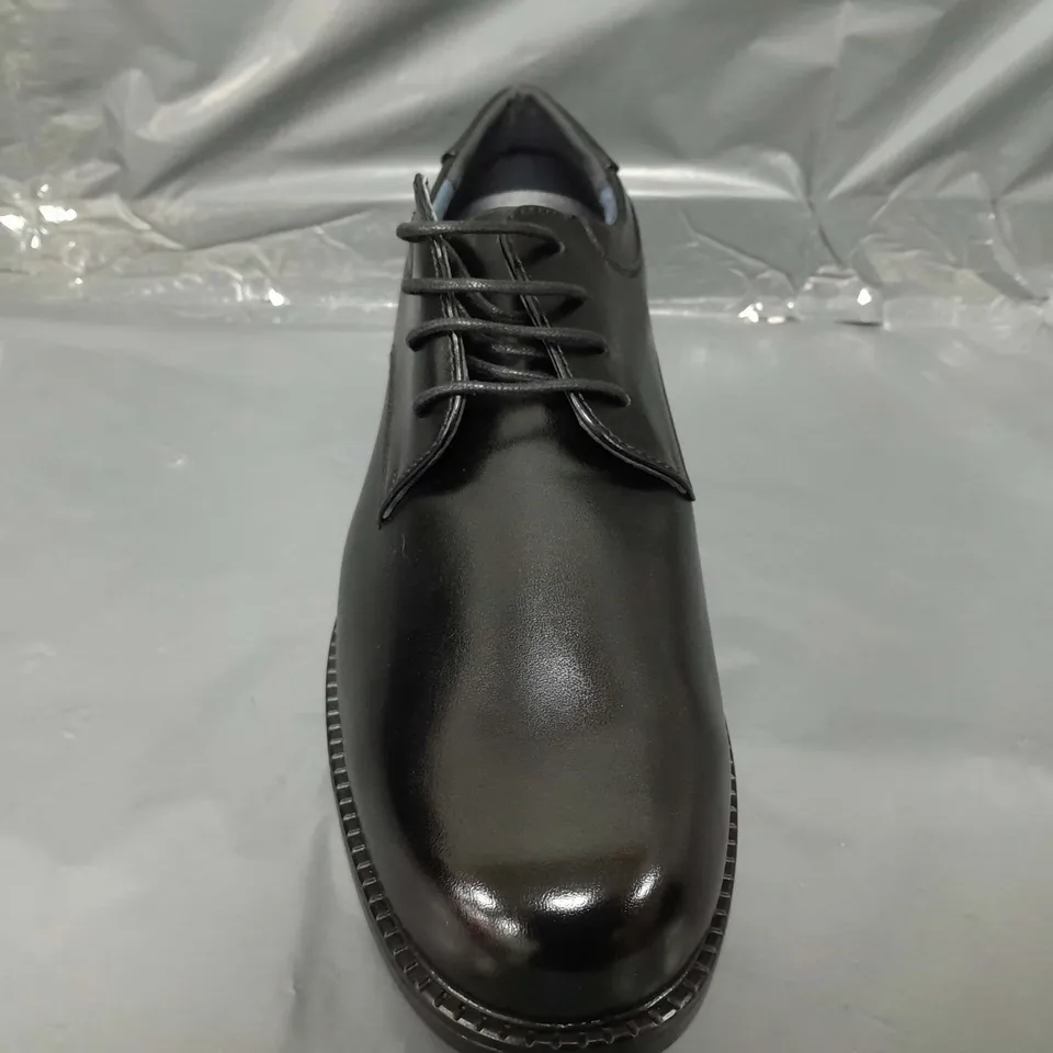 BOXED PAIR OF BRUNO MARC SHOES IN BLACK SIZE 8
