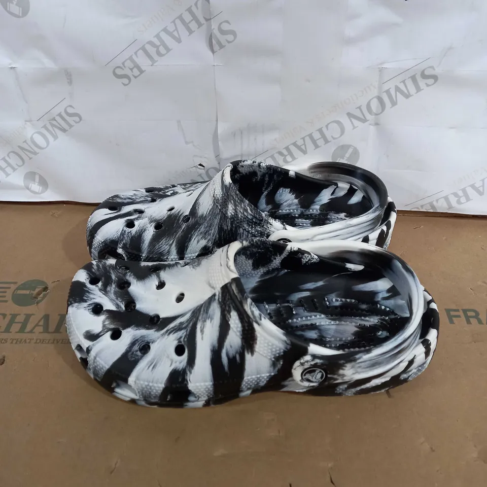 PAIR OF CLASSIC MARBEL EFFECT CROCS SIZE UNSPECIFIED