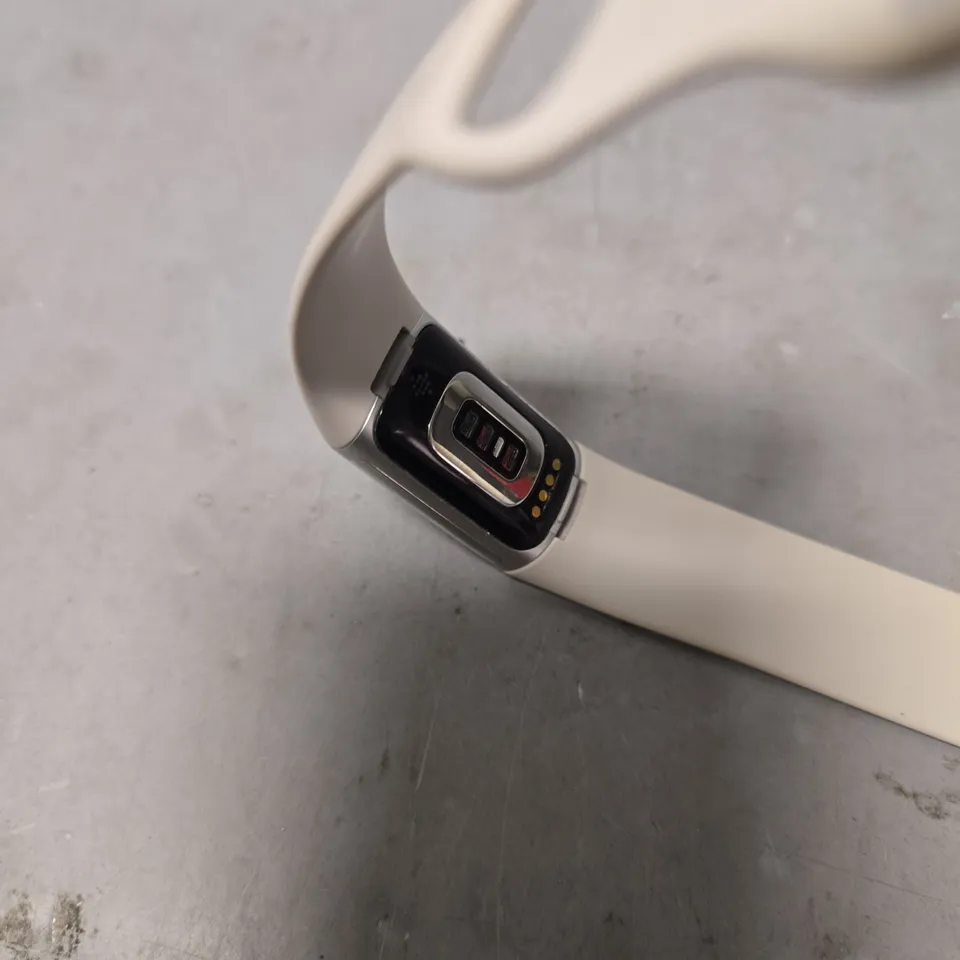 FITBIT FITNESS TRACKER - MODEL UNSPEICIFED 