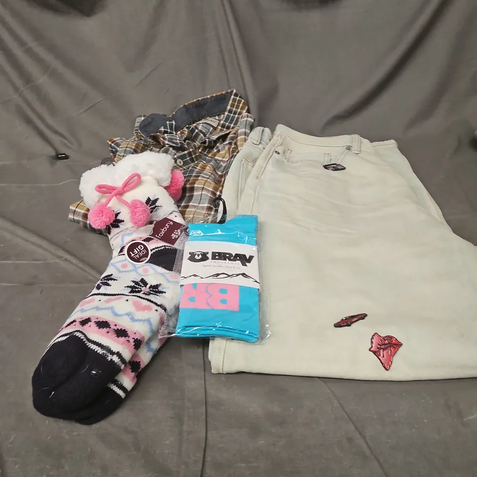 BOX OF APPROXIMATELY 25 ASSORTED CLOTHING ITEMS TO INCLUDE WINTER SOCKS, PAID SHIRT, JEANS, SOCKS