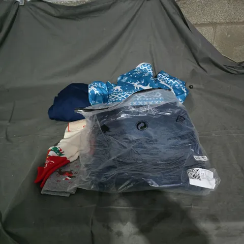 BOX OF APPROIXMATELY 15 ASSORTED CLOTHING ITEMS TO INCLUDE SOCKS, XMAS JUMPER, JEANS, TRACKSUIT BOTTOMS ETC