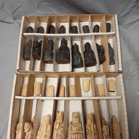 TWO-TONE CARVED WOODEN CHESS PIECES SET 