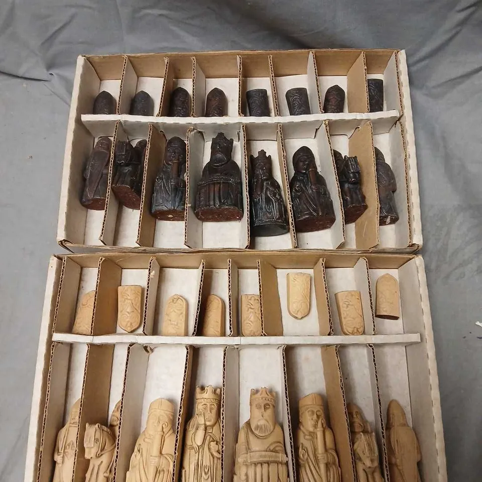 TWO-TONE CARVED WOODEN CHESS PIECES SET 