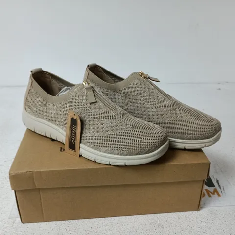 LIFESTYLE CUSHION WALK RUTH TRAINERS BEIGE SIZE 8 BOXED