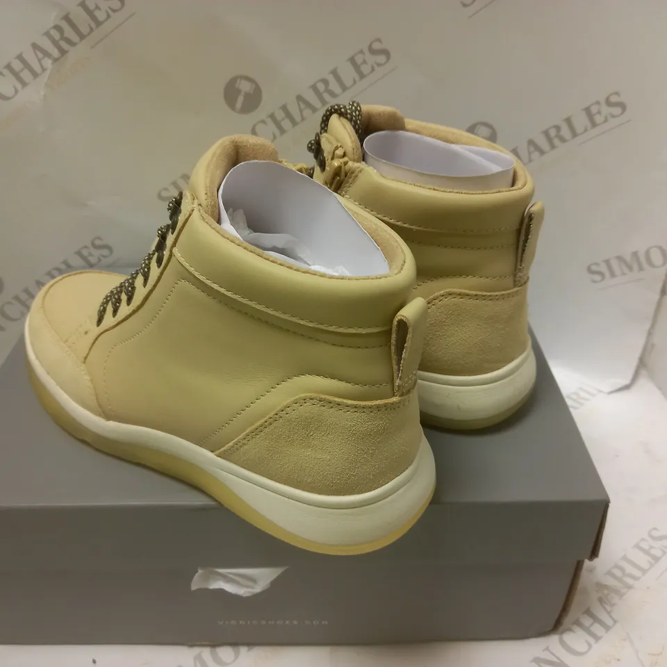 BOXED VIONIC SEMOLINA HIKER BOOTS - SIZE 5