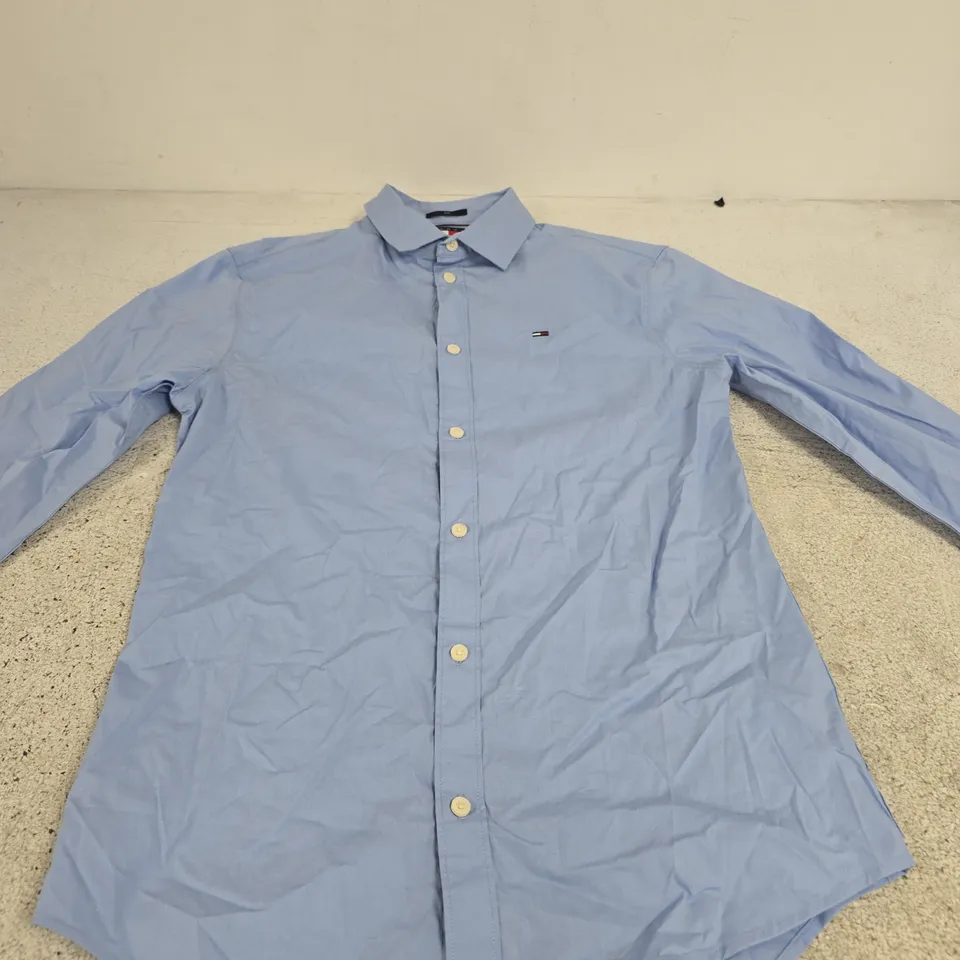 TOMMY JEANS ORIGINAL STRETCH SHIRT – LIGHT BLUE, SIZE M (SLIM FIT)