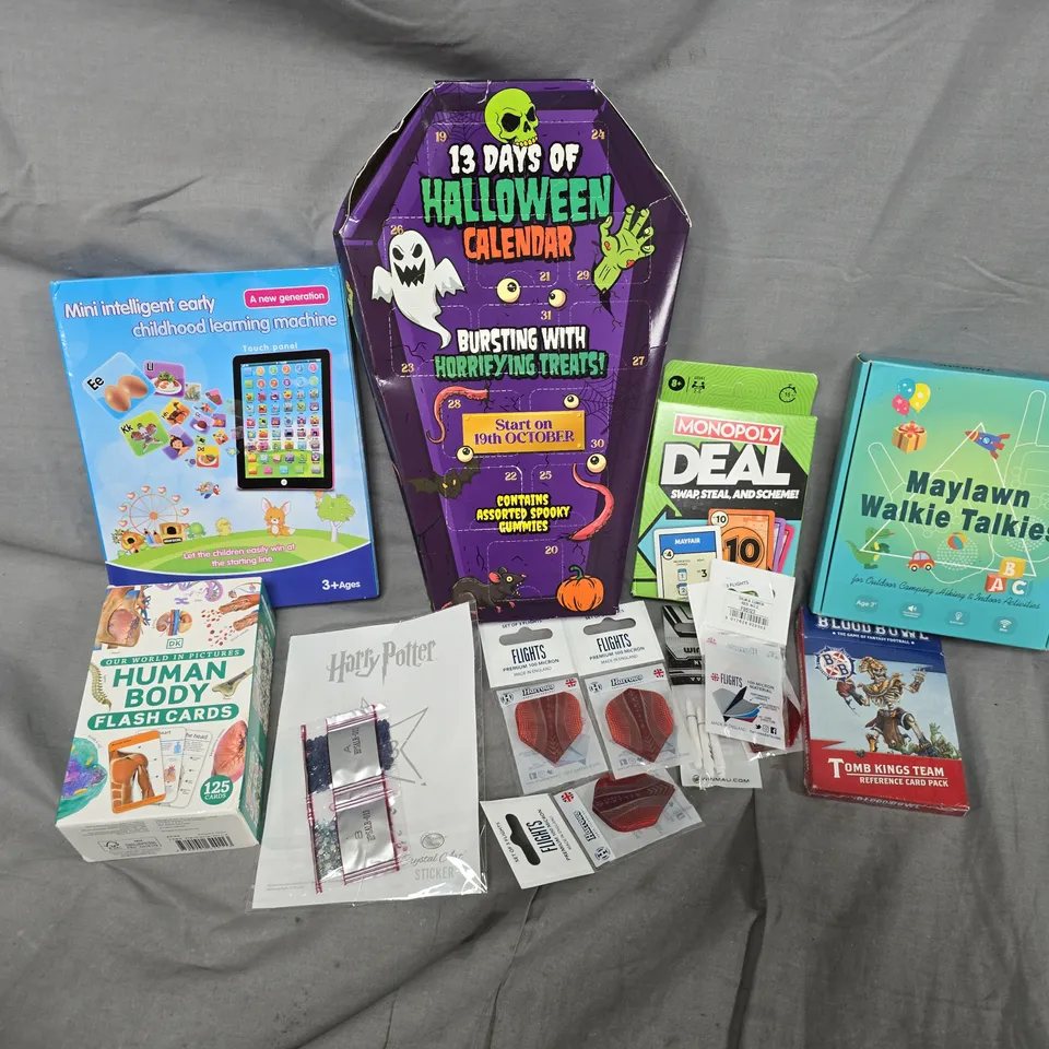 APPROXIMATELY 15 ASSORTED TOYS & GAMES PRODUCTS TO INCLUDE HALLOWEEN CALENDER, MONOPLY DEAL, WARHAMMER BLOOD BOWL TOMB KINGS TEAM, ETC