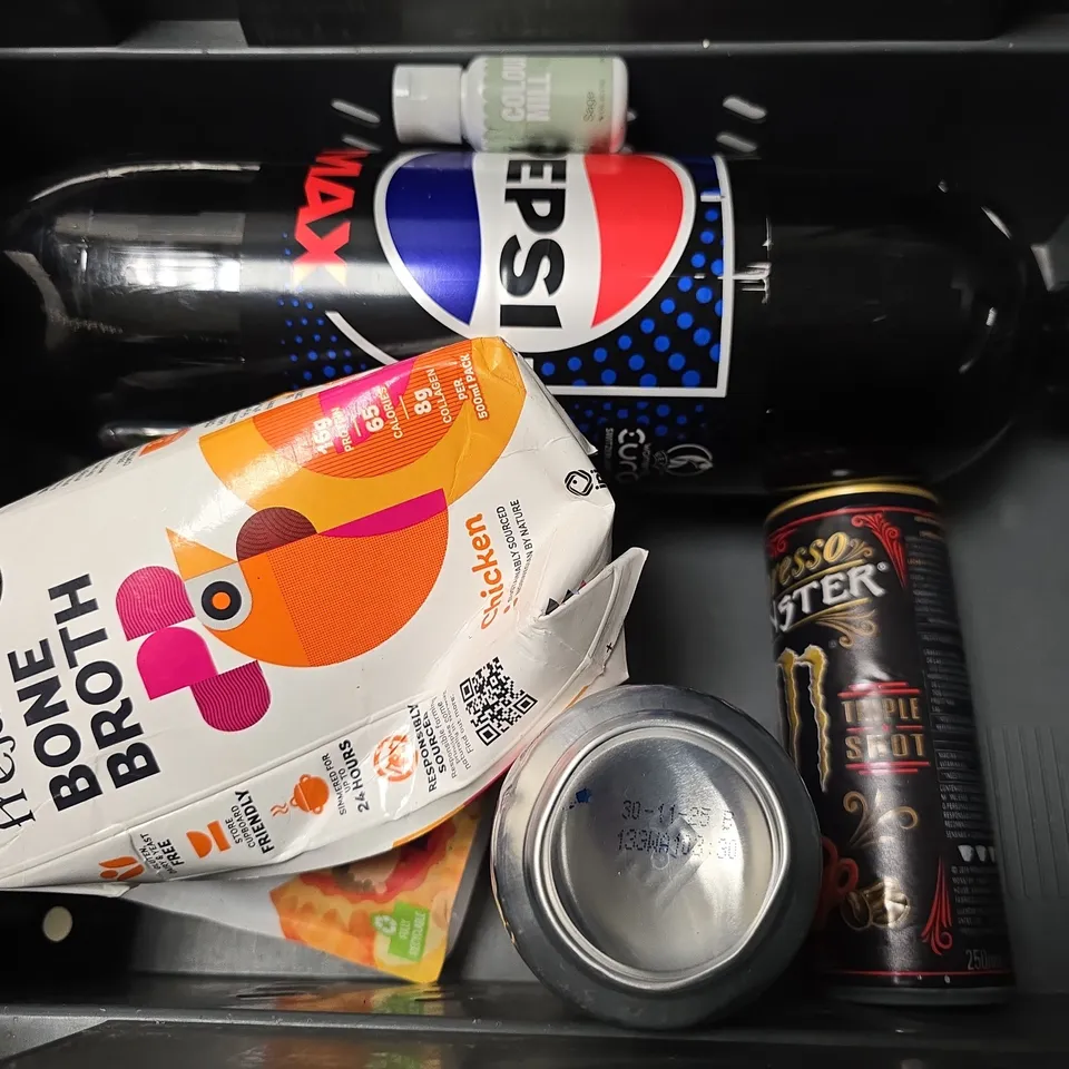 APPROXIMATELY 8 ASSORTED FOOD & DRINK ITEMS TO INCLUDE - LIPTON PEACH ICE TEA , MONSTER SUGAR FREE ETC