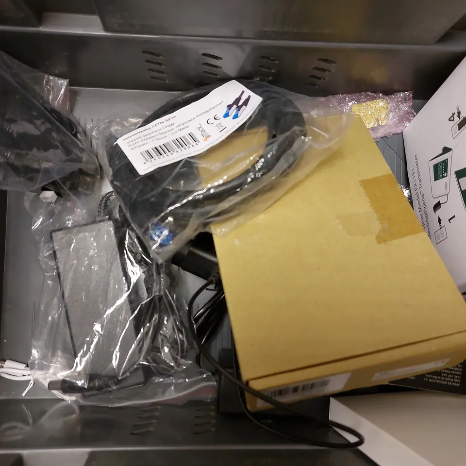 BOX OF APPROX 5 ITEMS TO INCLUDE WIRELESS KEYBOARD, UNIVERSAL REMOTE, LESDIY LEGO BRICK LIGHTS