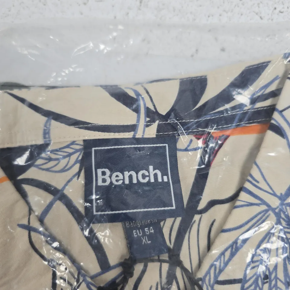 BENCH. MEN'S TROPICAL FLORAL SHIRT – CHALK/BEIGE WITH NAVY PRINT, XL