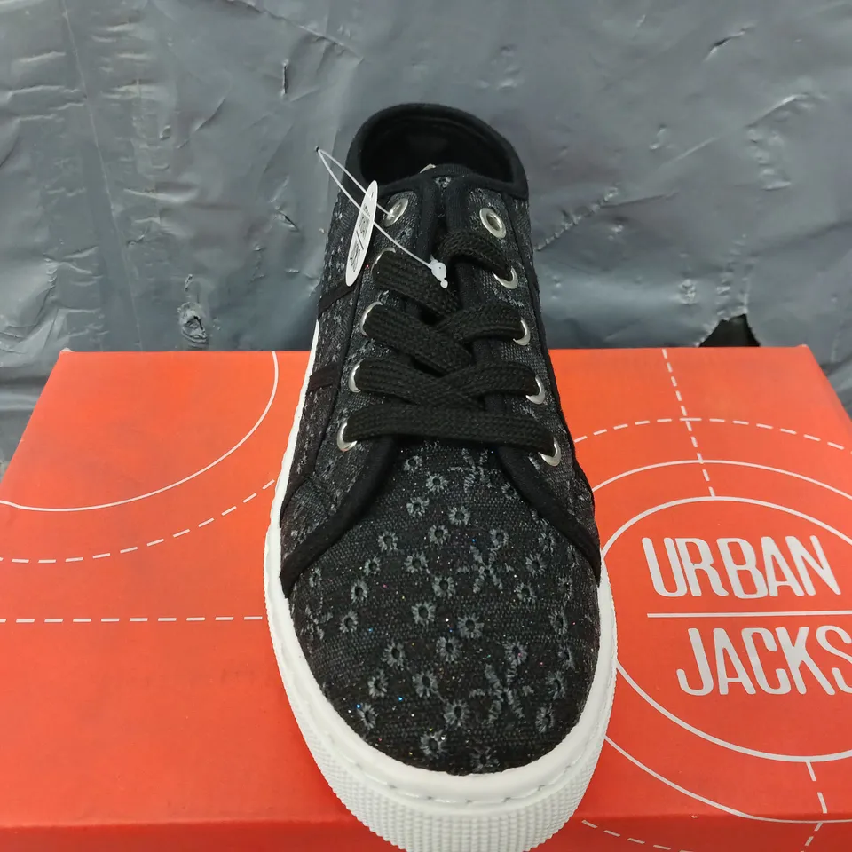 BOXED URBAN JACKS LADIES PALM SPRINGS TRAINERS IN BLACK - SIZE 5