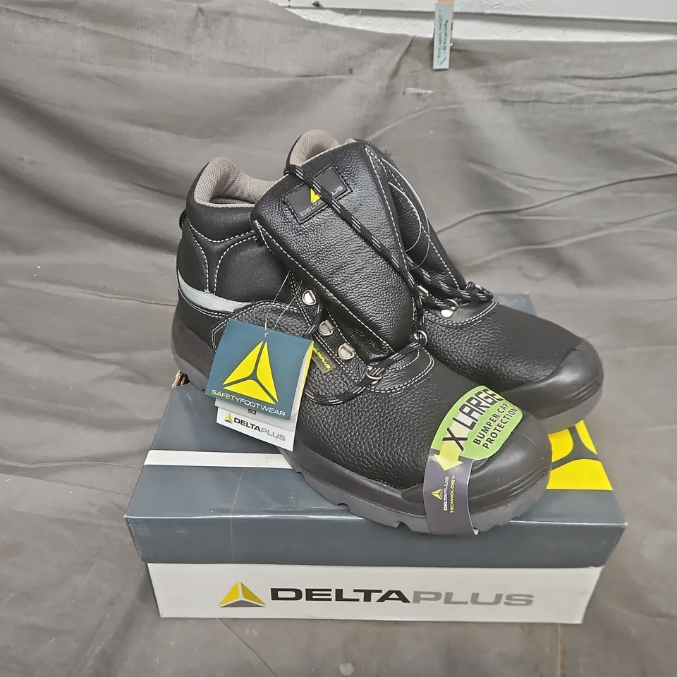 BOXED PAIR OF DELTAPLUS SALT2 BOOTS IN BLACK - UK 13