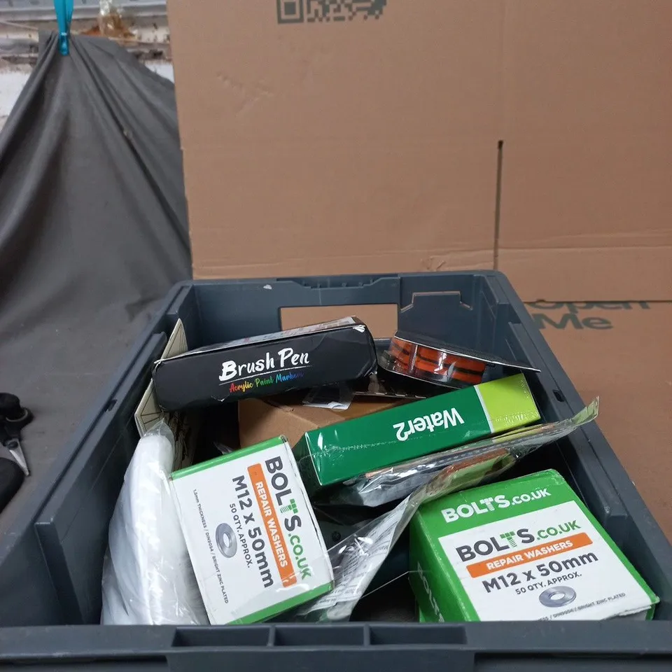 TOTE OF APPROXIMATELY 15 ASSORTED ITEMS TO INCLUDE HIT AND RUN SET (ANGLING), HIT AND RUN LEAD CLIP LEADER (ANGLING), ACRYLIC PAINT MARKERS, CAPSULE FILTER SHOWERHEAD ETC