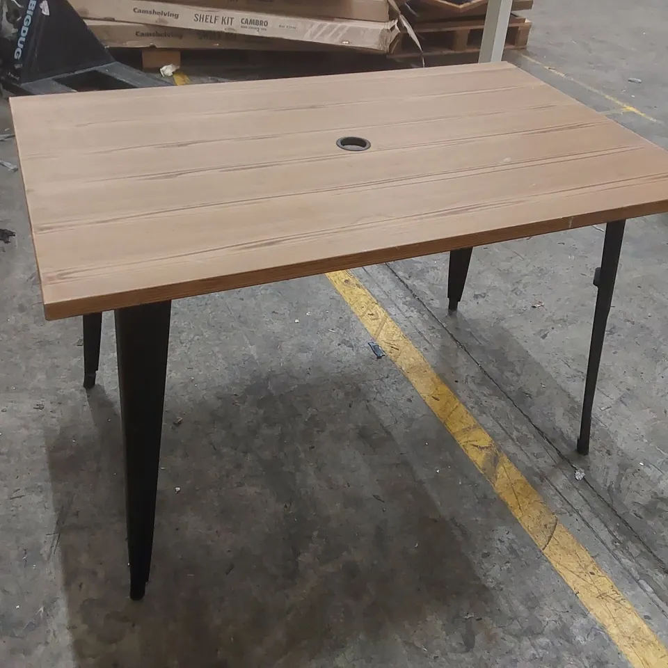 GARDEN TABLE WITH PARASOL HOLE