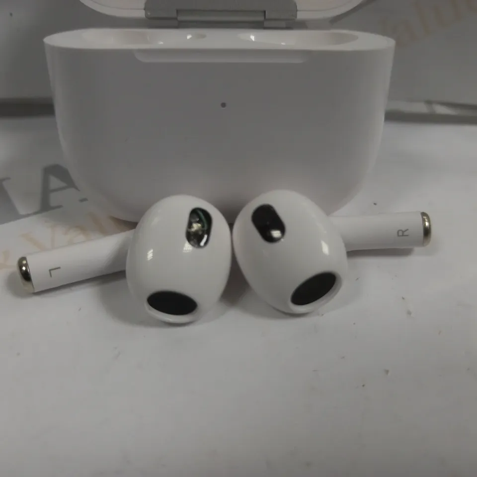 PORTABLE TRUE WIRELESS EARBUDS IN WHITE