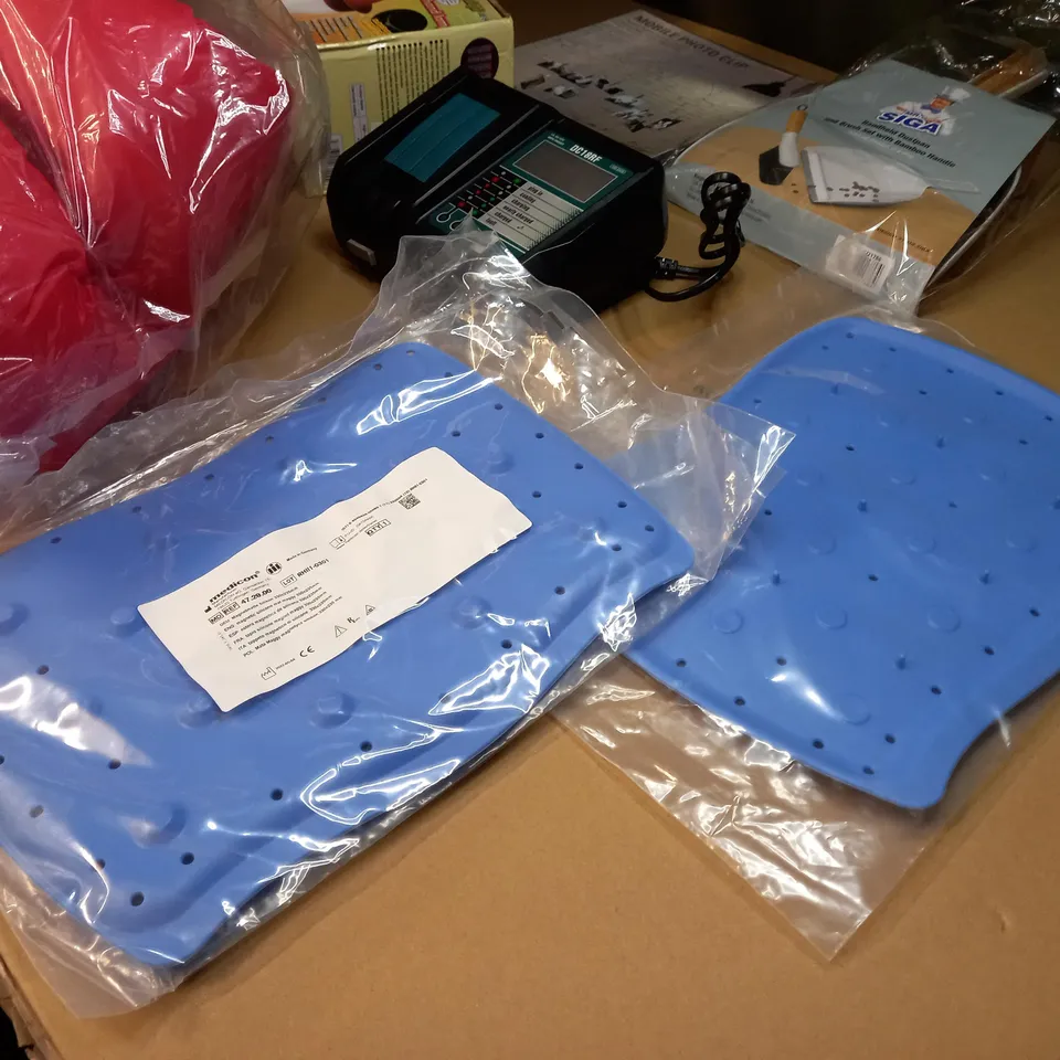 LARGE BOX OF APPROXIMATELY 20 ASSORTED HOUSEHOLD ITEMS TO INCLUDE: PEDIGREE HOOVER BAGS, MUFFIN TRAY, HARD HAT