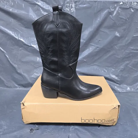 BOXED PAIR OF BOOHOO POINTED TOE BLOCK HEEL WESTERN BOOTS IN BLACK SIZE EU 38