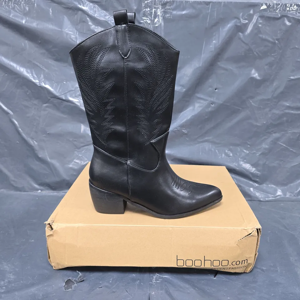 BOXED PAIR OF BOOHOO POINTED TOE BLOCK HEEL WESTERN BOOTS IN BLACK SIZE EU 38