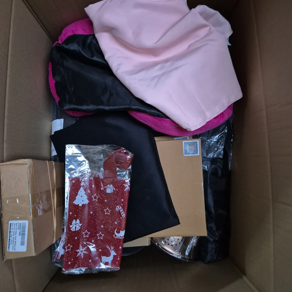 APPROXIMATELY 20 ASSORTED HOUSEHOLD PRODUCTS TO INCLUDE CUSHIONS, ABDOMINAL WHEEL, DOCUMENT POUCH ETC 