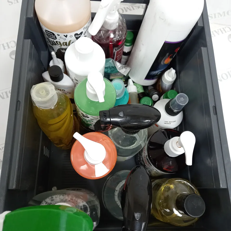 BOX OF APPROXIMATELY 15 ASSORTED ITEMS TO INCLUDE - ZOFLORA DISINFECTANT, AQUARIUM CLEANER, DOG SHAMPOO ETC - COLLECTION ONLY