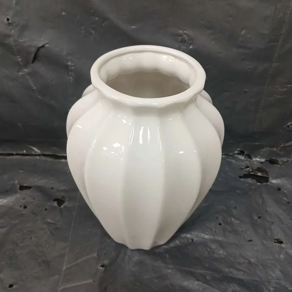 CERAMIC VASE IN WHITE 