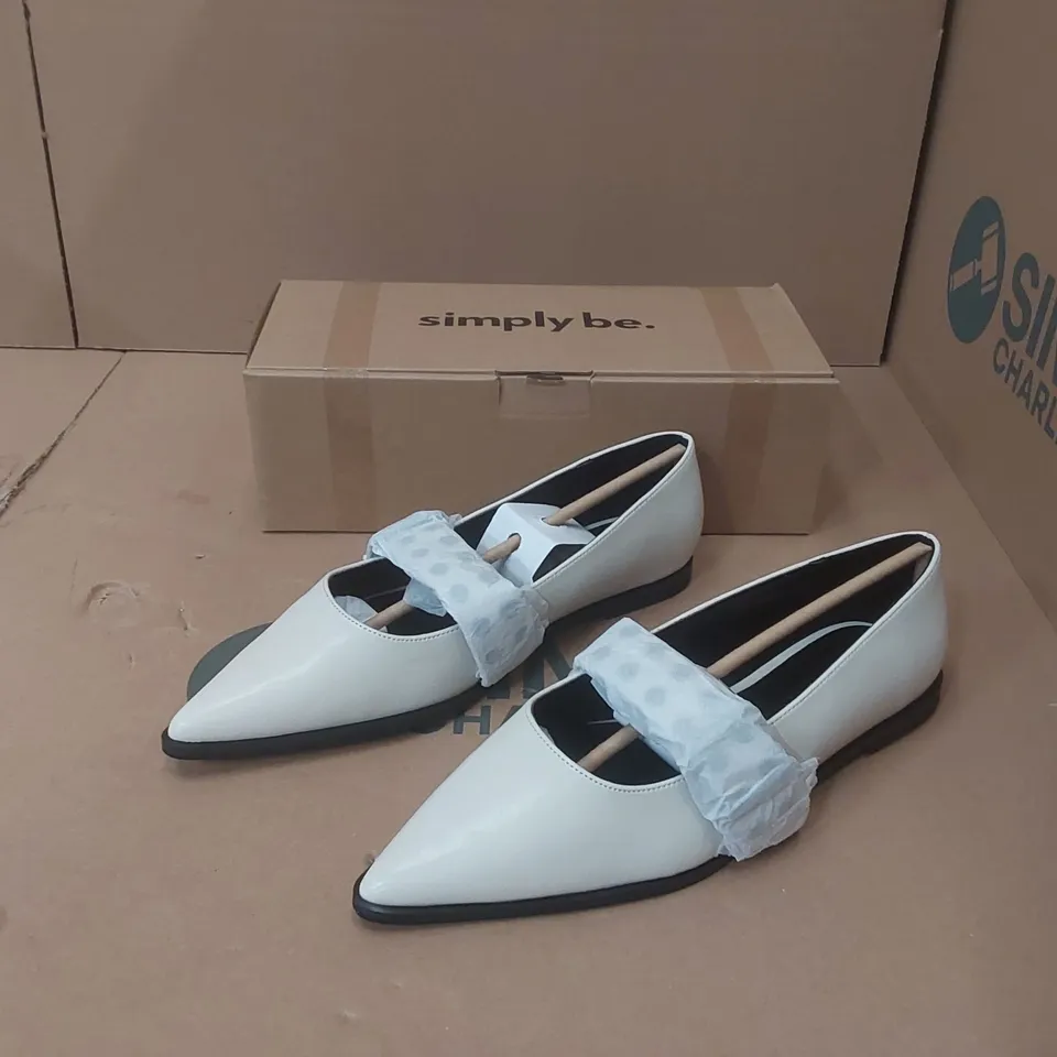 BOX CONTAINING APPROXIMATELY 9x BRAND NEW SIMPLY BE ECRU OSLO EXTRA WIDE SHOES - SIZE 8