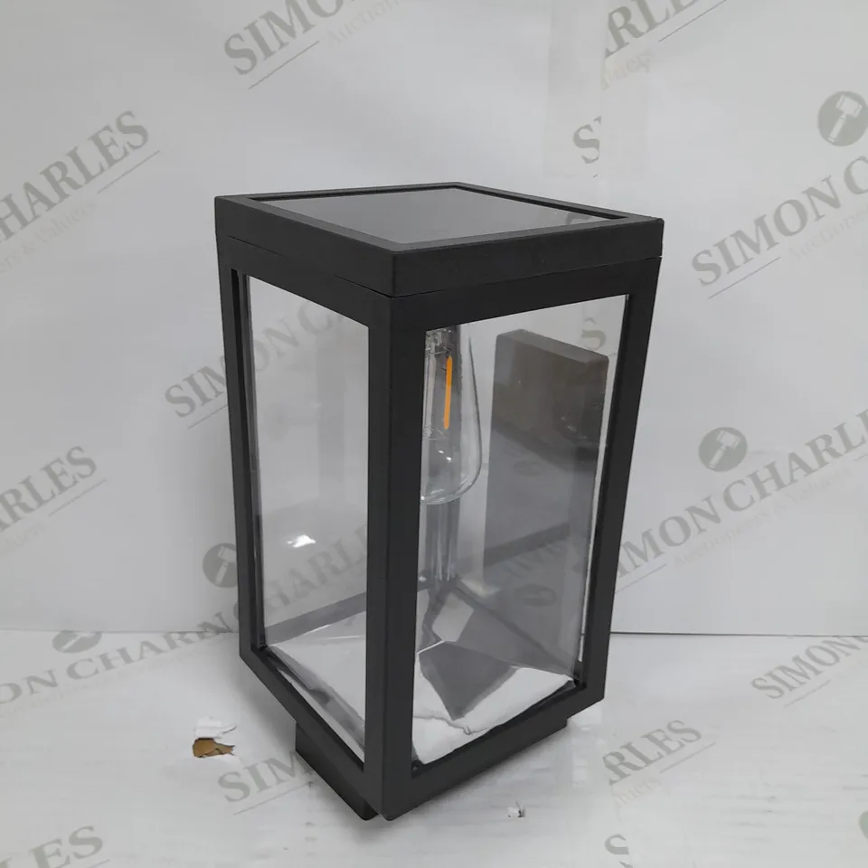 OUTDOOR LANTERN IN BLACK 