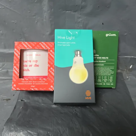 APPROXIMATELY 13 ASSORTED ITEMS TO INCLUDE - GRUUM SOY WAX MELTS , HIVE LIGHT ETC