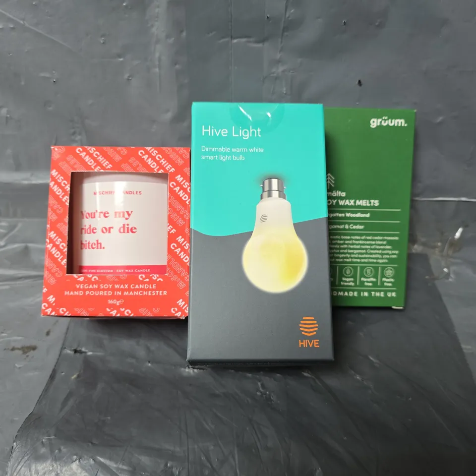 APPROXIMATELY 13 ASSORTED ITEMS TO INCLUDE - GRUUM SOY WAX MELTS , HIVE LIGHT ETC
