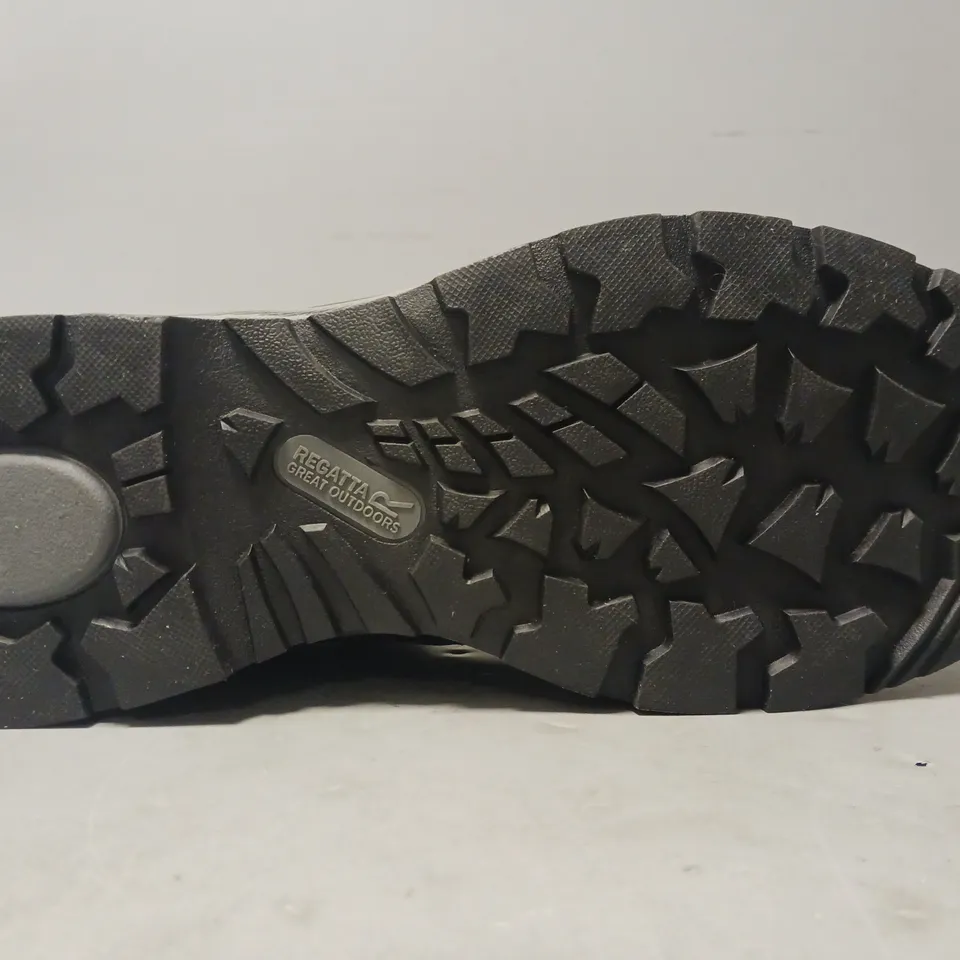 BOXED PAIR OF REGATTA VENDEAVOUR BOOTS IN BLACK/GRANITE UK SIZE 9
