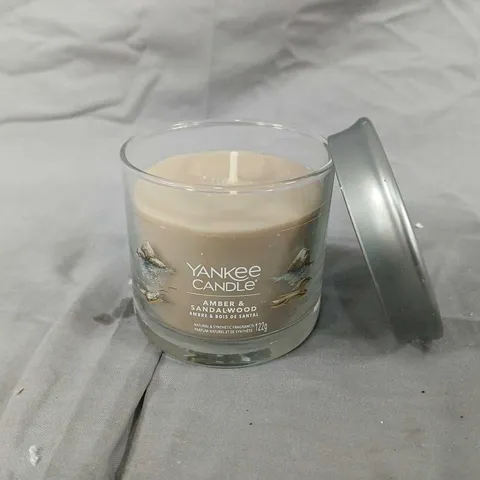 YANKEE CANDLE AMBER & SANDALWOOD JAR CANDLE – 122G