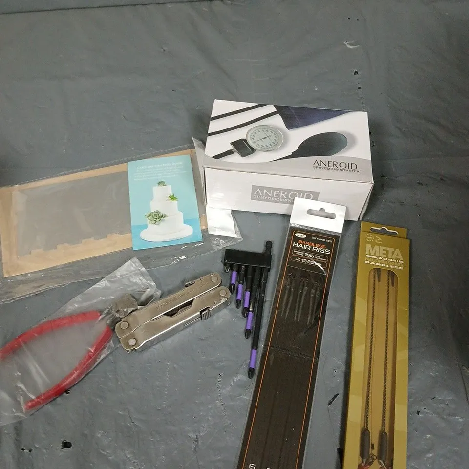 APPROXIMATELY 20 HOUSEHOLD ITEMS TO INCLUDE FOLDING MULTI-TOOL, DECORATING COMB, TOOLS ETC