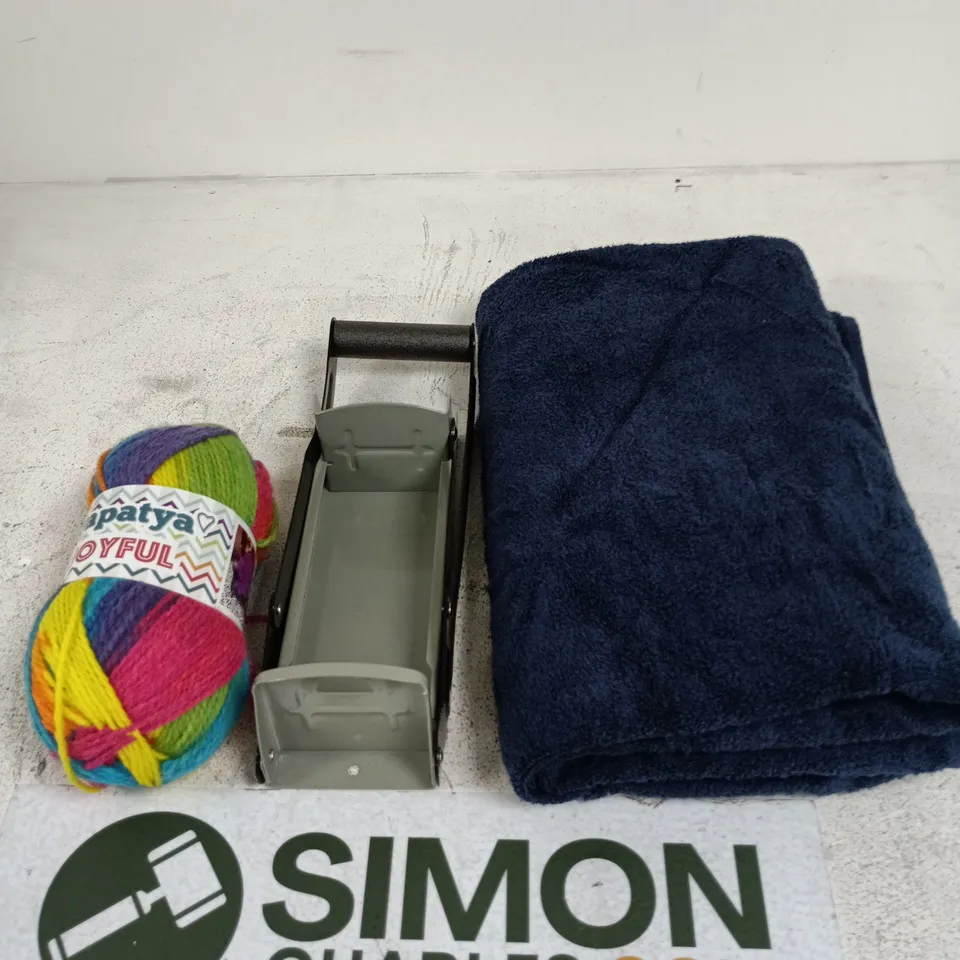 BOX OF APPROXIMATELY 20 HOUSEHOLD ITEMS TO INCLUDE A CAN CRUSHER, BLUE BATH TOWEL AND MULTI COLOURED KNITTING YARN