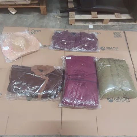 PALLET CONTAINING APPROXIMATELY 100x BRAND NEW ASSORTED DESIGNER CLOTHING ITEMS INCLUDING: JD WILLIAMS COAT, SIMPLY BE COAT, JULIPA COAT, JD WILLIAMS HAT ECT