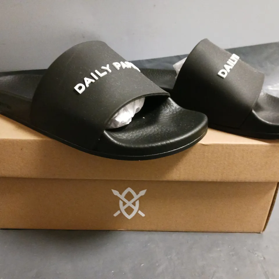 BOXED PAIR OF DAILY PAPER SLIDERS IN BLACK UK SIZE 8